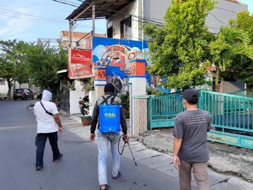RT04 dan Karang Taruna bertindak melawan COVID-19 dengan melakukan penyemprotan desinfectan