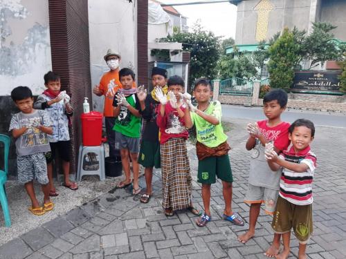 melatih anak-anak cuci tangan supaya hidup sehat, bersih dan terhindar dari bahaya COVID-19
