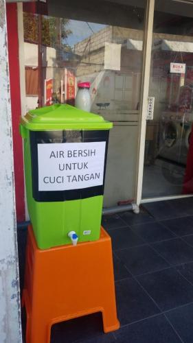 kepedulian unit usaha Laundry Flamboyan dengan menyediakan cuci tangan portable