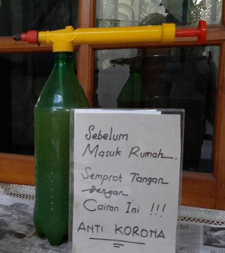 kepedulian warga RT04 dengan menyediakan cuci tangan portable
