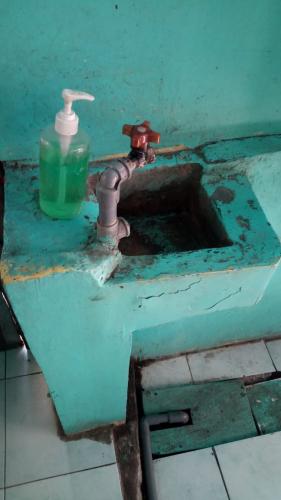 kepedulian unit usaha kuliner pak Santoso dengan menyediakan tempat cuci tangan